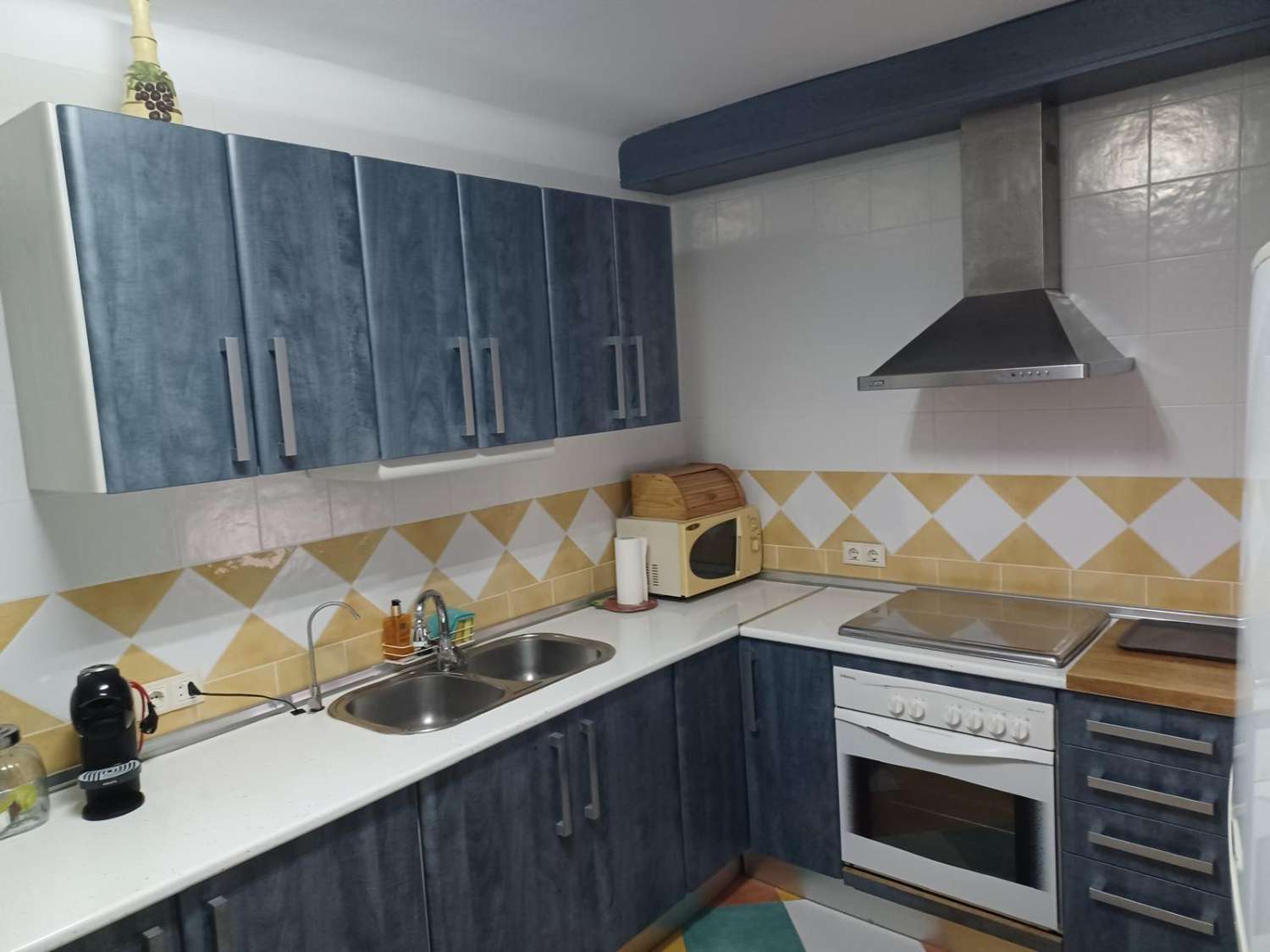 SE ALQUILA POR LARGA TEMPORADA PRECIOSO APARTAMENTO EN 1ª LINEA DE PLAYA CON VISTA AL MAR EN BENALMADENA