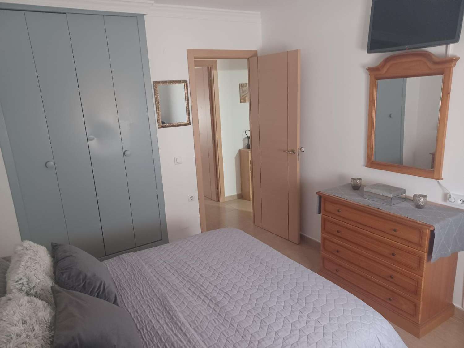 SE ALQUILA POR LARGA TEMPORADA PRECIOSO APARTAMENTO EN 1ª LINEA DE PLAYA CON VISTA AL MAR EN BENALMADENA