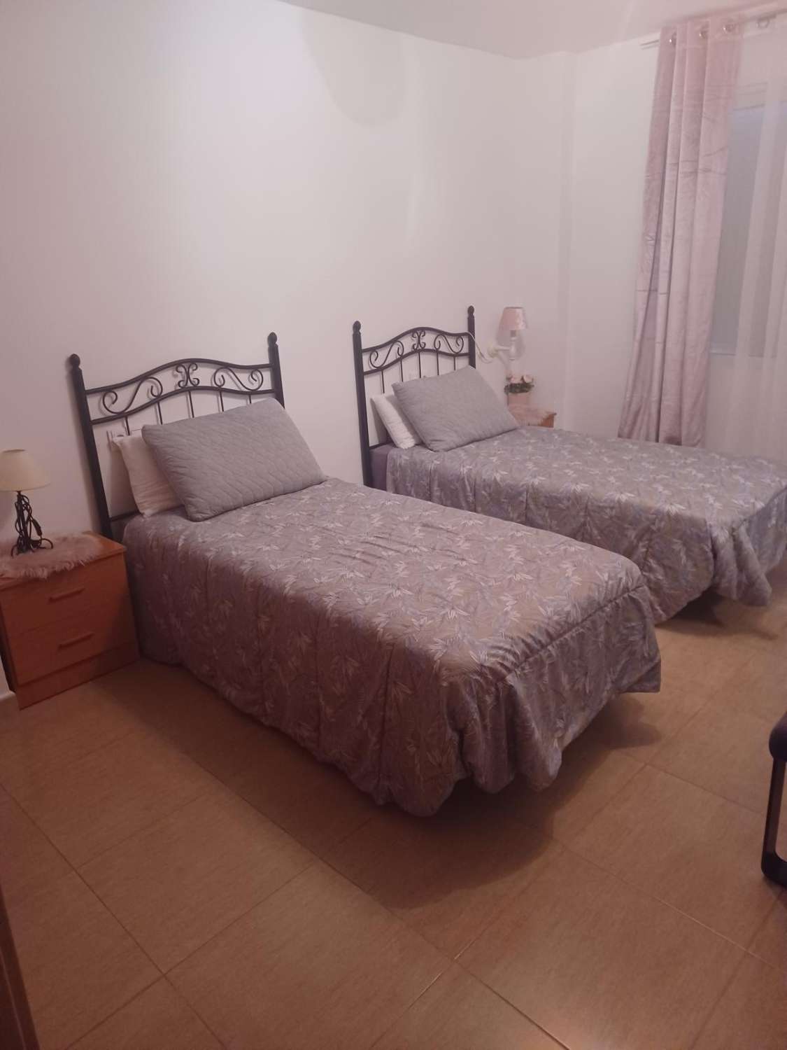 SE ALQUILA POR LARGA TEMPORADA PRECIOSO APARTAMENTO EN 1ª LINEA DE PLAYA CON VISTA AL MAR EN BENALMADENA