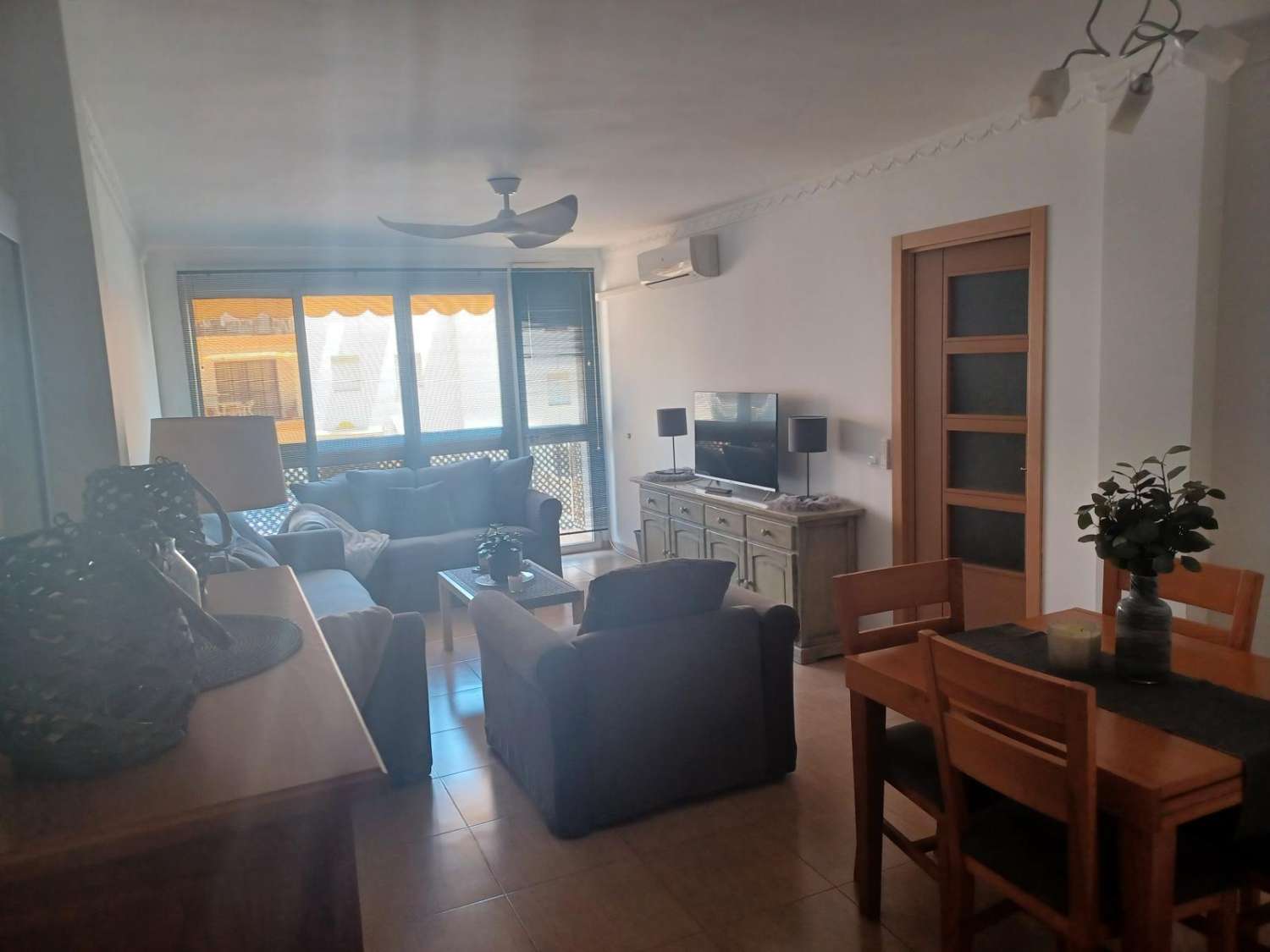 SE ALQUILA POR LARGA TEMPORADA PRECIOSO APARTAMENTO EN 1ª LINEA DE PLAYA CON VISTA AL MAR EN BENALMADENA