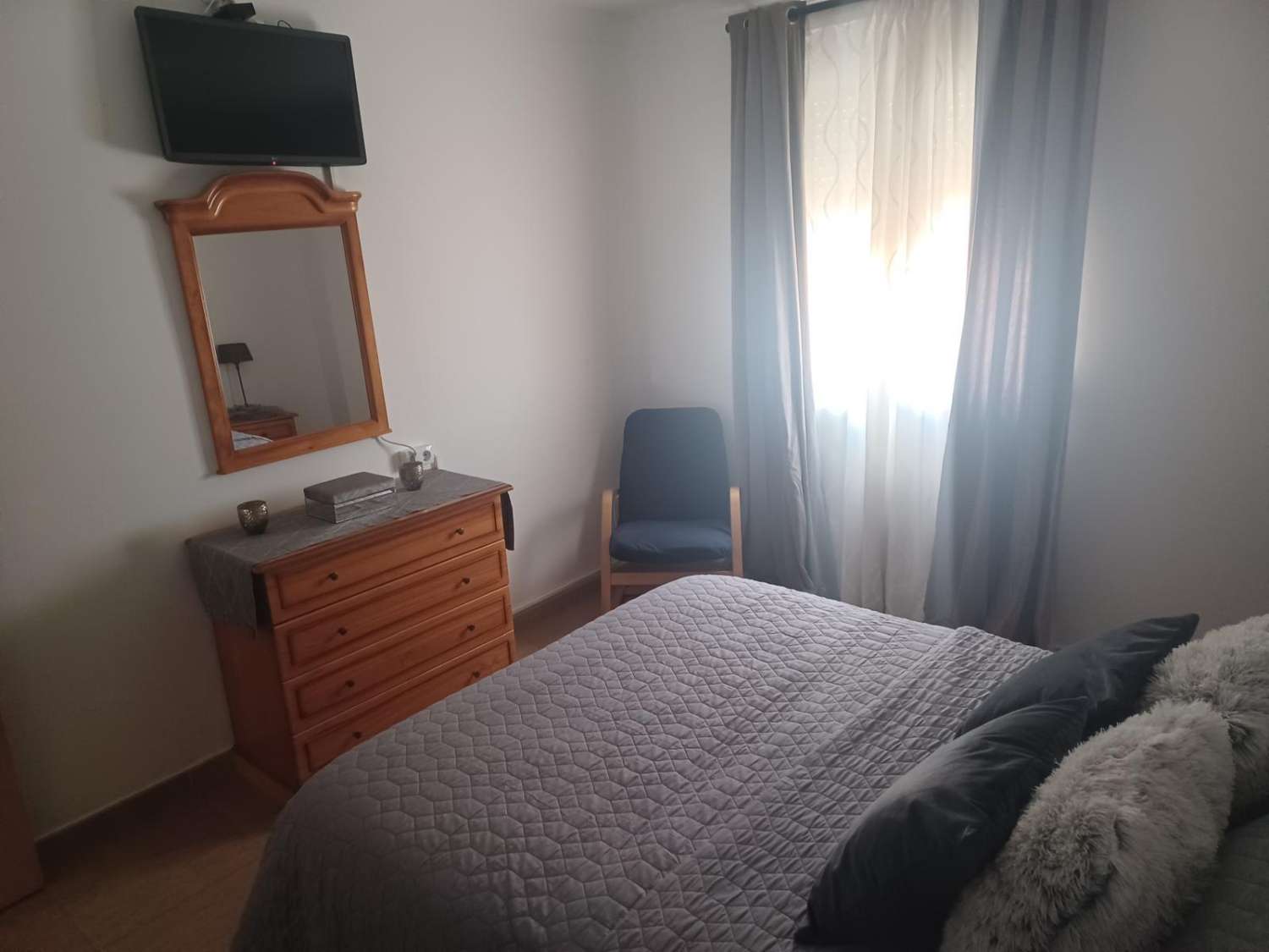 SE ALQUILA POR LARGA TEMPORADA PRECIOSO APARTAMENTO EN 1ª LINEA DE PLAYA CON VISTA AL MAR EN BENALMADENA