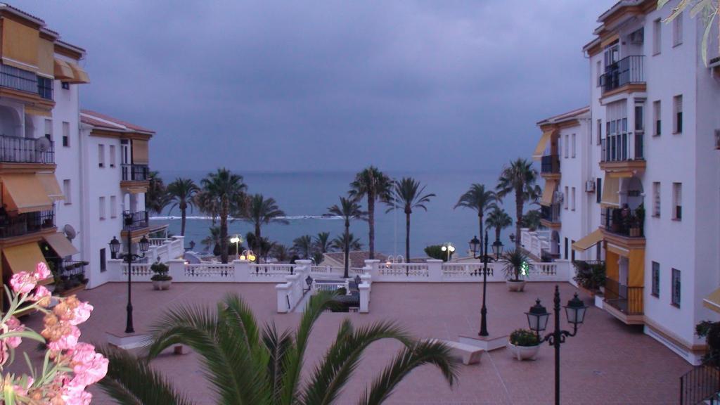 SE ALQUILA POR LARGA TEMPORADA PRECIOSO APARTAMENTO EN 1ª LINEA DE PLAYA CON VISTA AL MAR EN BENALMADENA