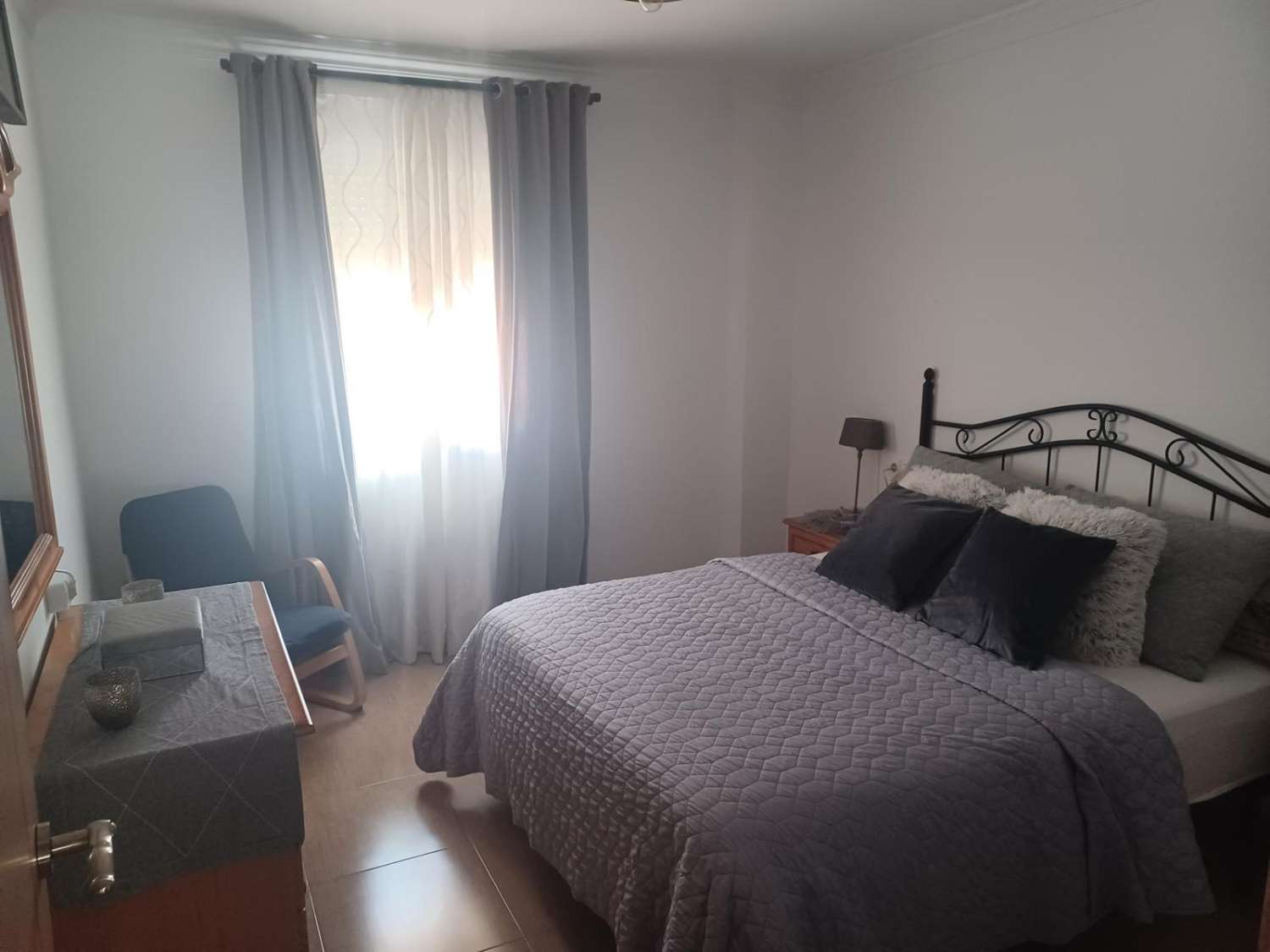 SE ALQUILA POR LARGA TEMPORADA PRECIOSO APARTAMENTO EN 1ª LINEA DE PLAYA CON VISTA AL MAR EN BENALMADENA