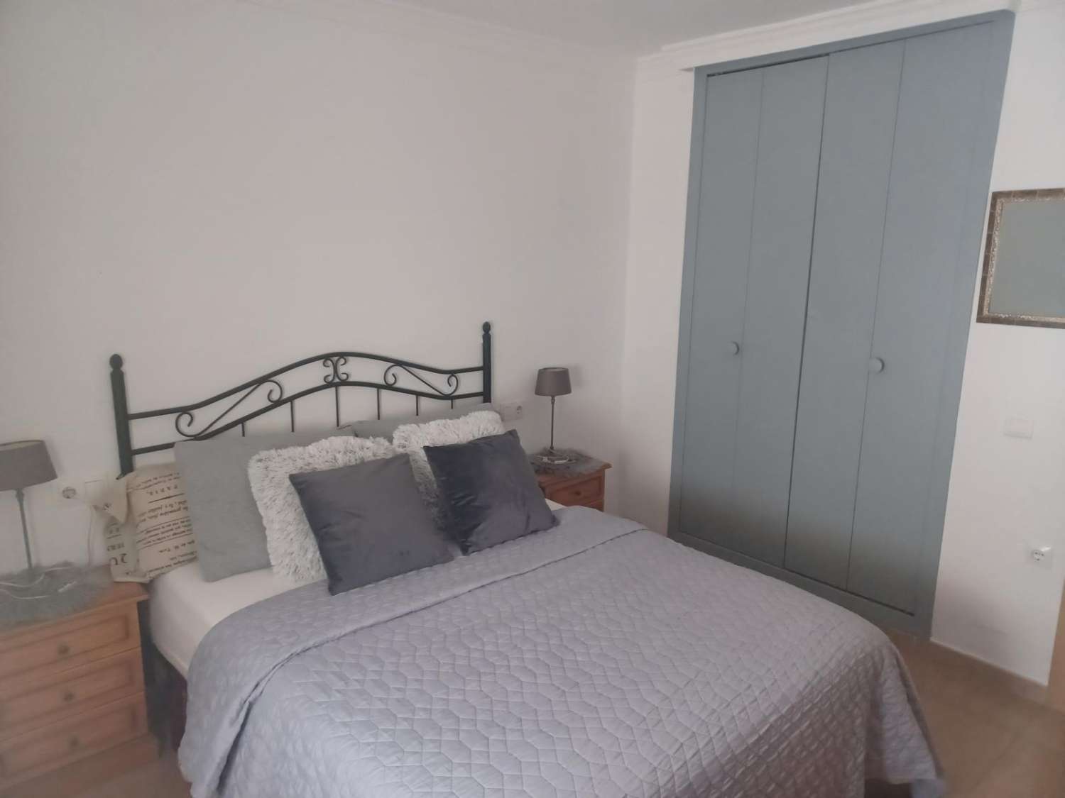 SE ALQUILA POR LARGA TEMPORADA PRECIOSO APARTAMENTO EN 1ª LINEA DE PLAYA CON VISTA AL MAR EN BENALMADENA