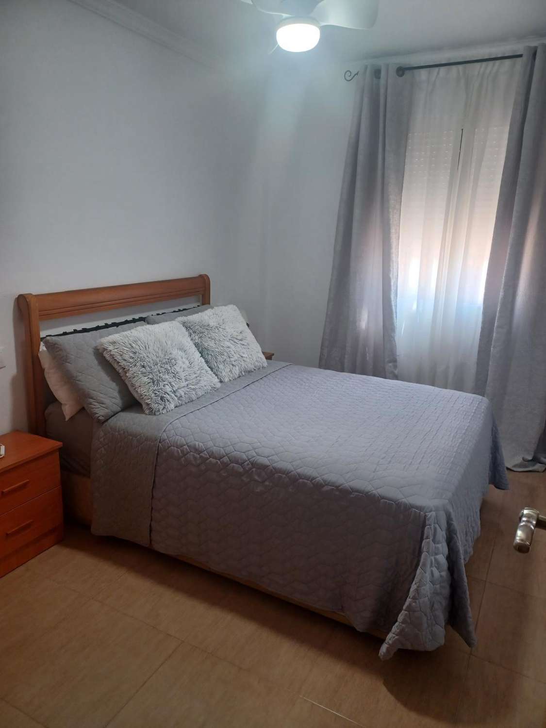 SE ALQUILA POR LARGA TEMPORADA PRECIOSO APARTAMENTO EN 1ª LINEA DE PLAYA CON VISTA AL MAR EN BENALMADENA