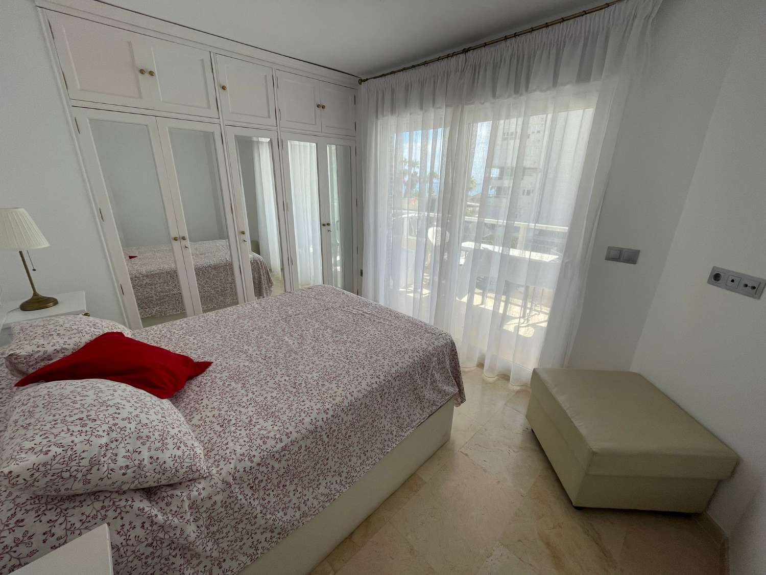 MEDIA TEMPORADA . SE ALQUILA DESDE 1.9.25-30.6.26 MAGNIFICO APARTAMENTO  EN 1ª LINEA CON VISTAS AL MAR EN LA CARIHUELA (TORREMOLINOS)