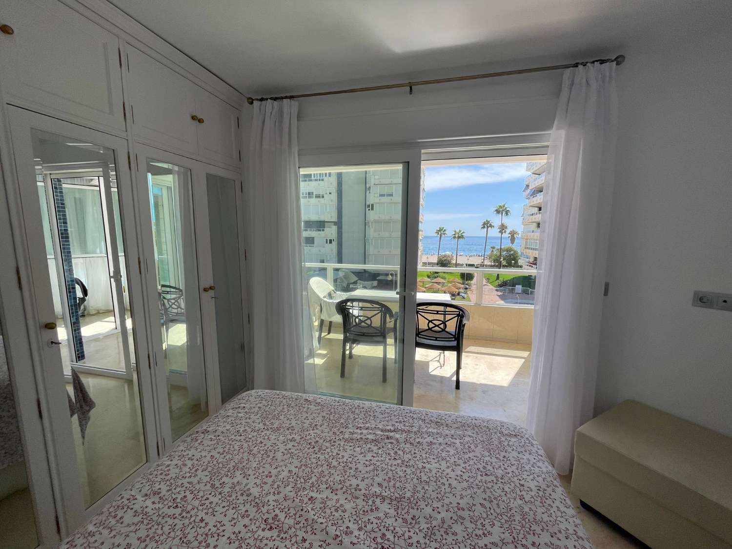 MEDIA TEMPORADA . SE ALQUILA DESDE 1.9.25-30.6.26 MAGNIFICO APARTAMENTO  EN 1ª LINEA CON VISTAS AL MAR EN LA CARIHUELA (TORREMOLINOS)