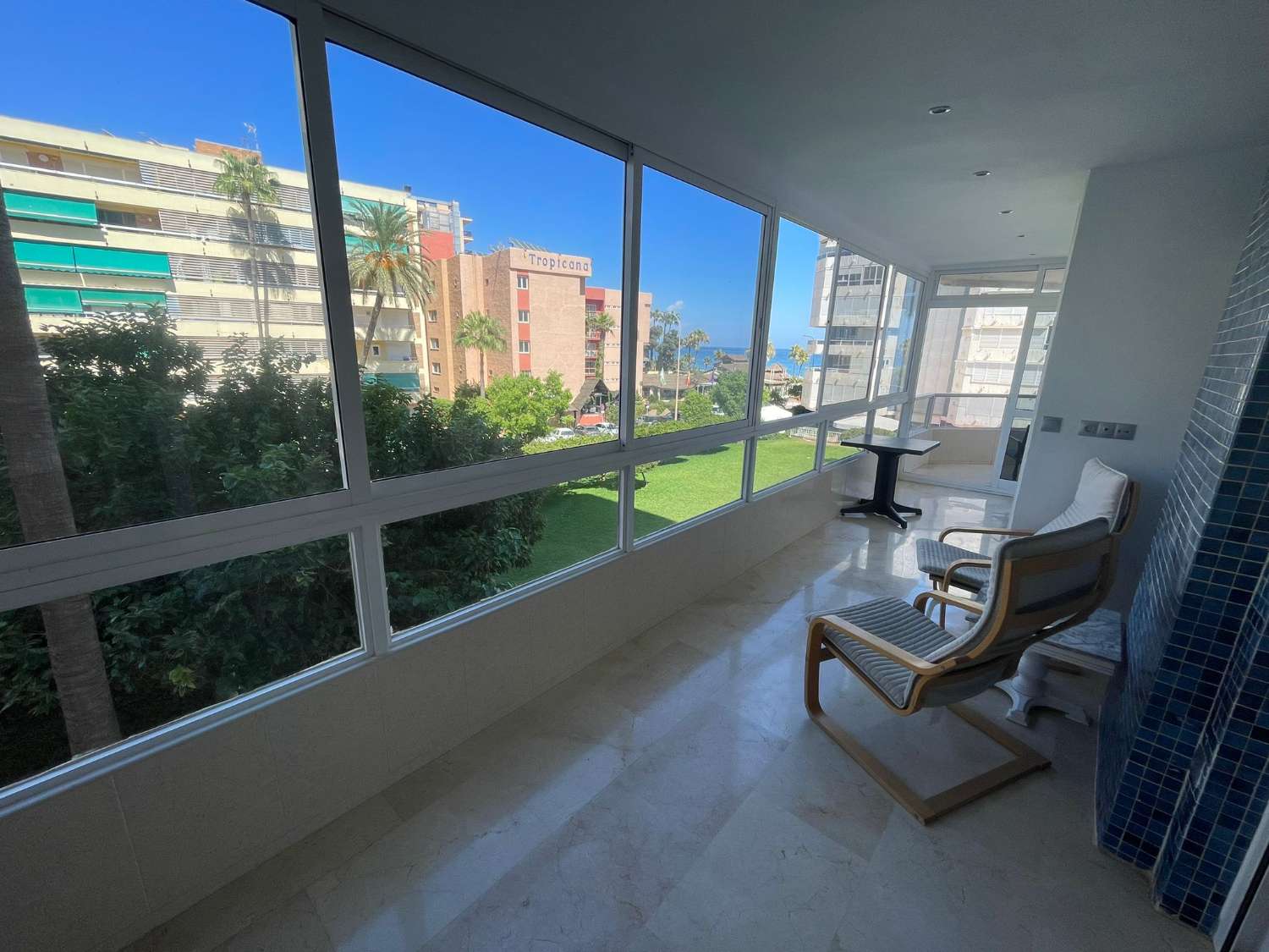 MEDIA TEMPORADA . SE ALQUILA DESDE 1.9.25-30.6.26 MAGNIFICO APARTAMENTO  EN 1ª LINEA CON VISTAS AL MAR EN LA CARIHUELA (TORREMOLINOS)