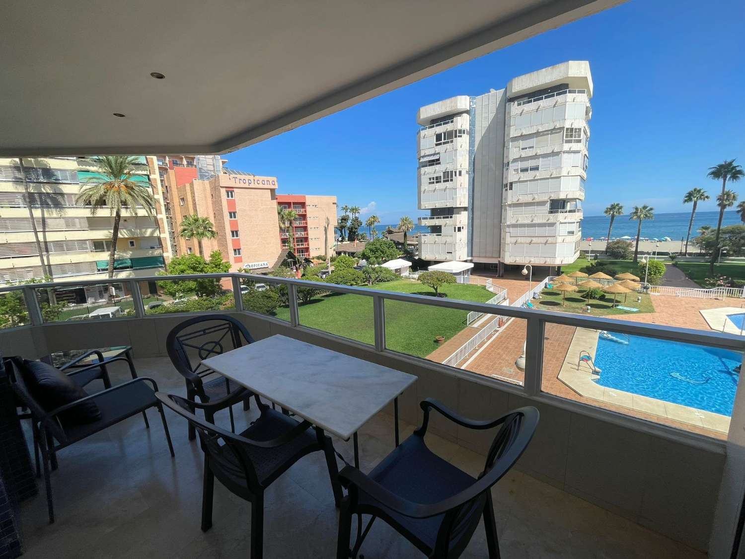 MEDIA TEMPORADA . SE ALQUILA DESDE 1.9.25-30.6.26 MAGNIFICO APARTAMENTO  EN 1ª LINEA CON VISTAS AL MAR EN LA CARIHUELA (TORREMOLINOS)