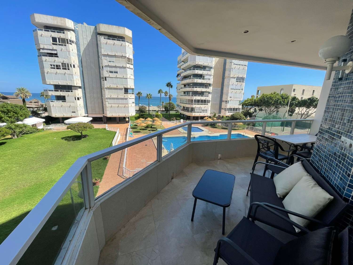 MEDIA TEMPORADA . SE ALQUILA DESDE 1.9.25-30.6.26 MAGNIFICO APARTAMENTO  EN 1ª LINEA CON VISTAS AL MAR EN LA CARIHUELA (TORREMOLINOS)