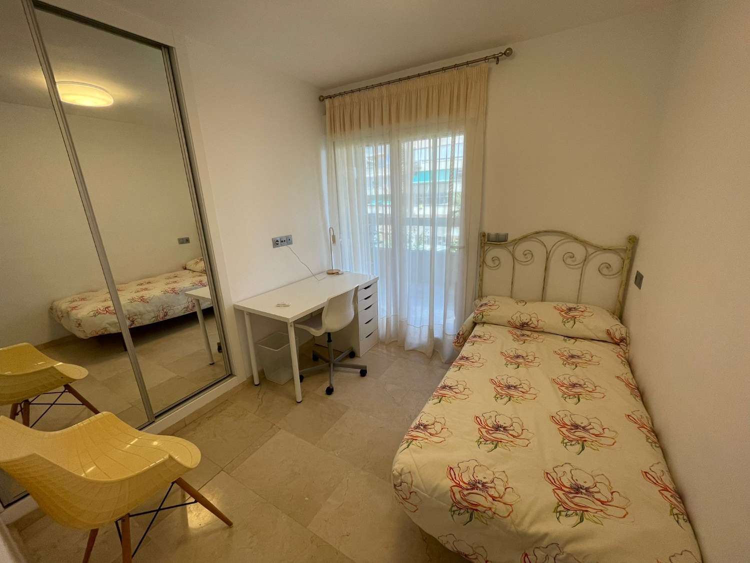 MEDIA TEMPORADA . SE ALQUILA DESDE 1.9.25-30.6.26 MAGNIFICO APARTAMENTO  EN 1ª LINEA CON VISTAS AL MAR EN LA CARIHUELA (TORREMOLINOS)