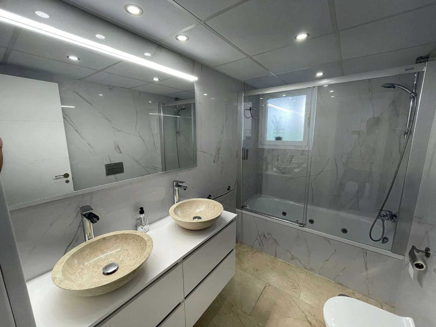 MEDIA TEMPORADA . SE ALQUILA DESDE 1.9.25-30.6.26 MAGNIFICO APARTAMENTO  EN 1ª LINEA CON VISTAS AL MAR EN LA CARIHUELA (TORREMOLINOS)