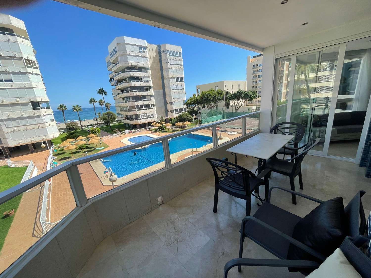 MEDIA TEMPORADA . SE ALQUILA DESDE 1.9.25-30.6.26 MAGNIFICO APARTAMENTO  EN 1ª LINEA CON VISTAS AL MAR EN LA CARIHUELA (TORREMOLINOS)