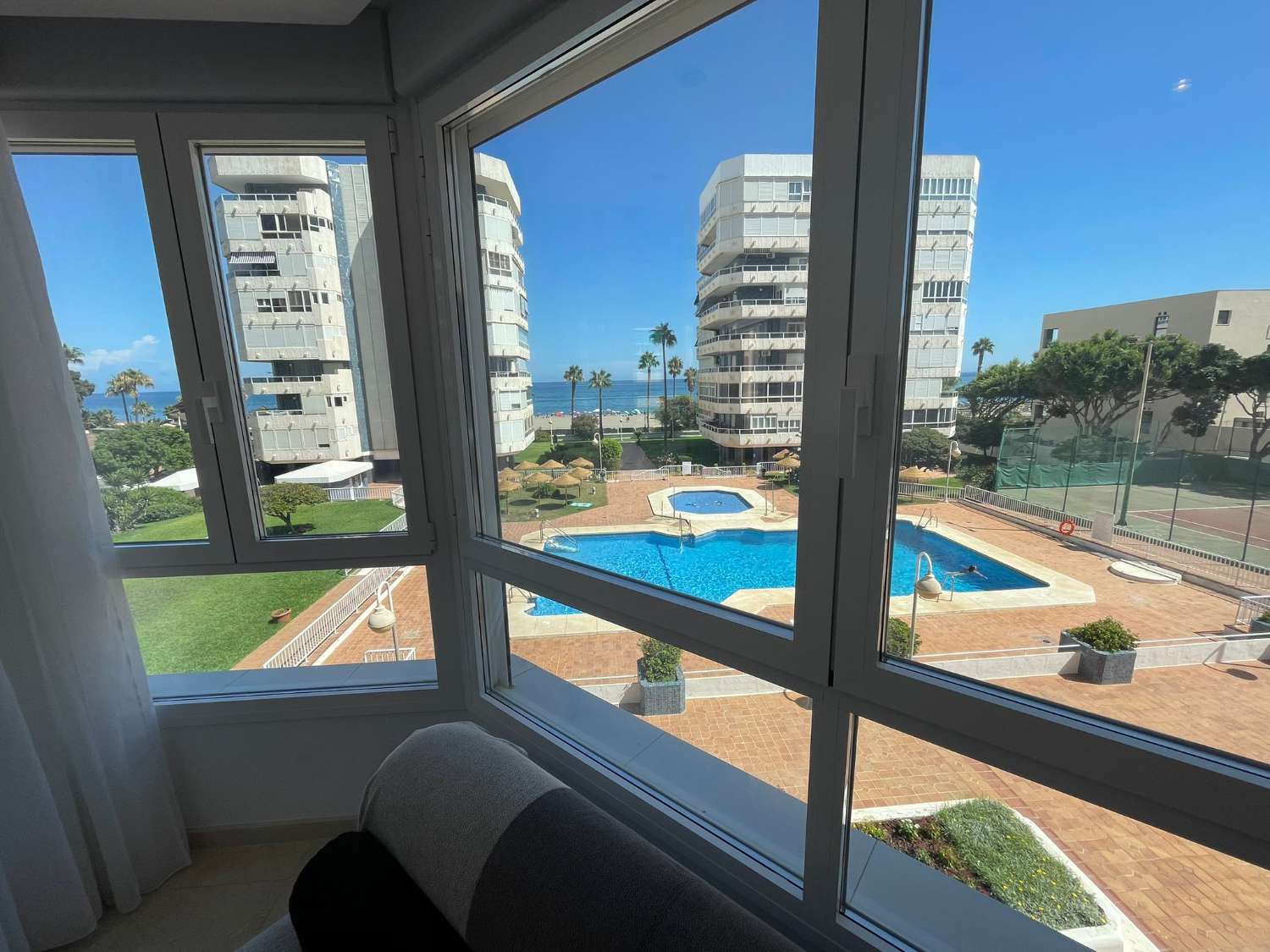 MEDIA TEMPORADA . SE ALQUILA DESDE 1.9.25-30.6.26 MAGNIFICO APARTAMENTO  EN 1ª LINEA CON VISTAS AL MAR EN LA CARIHUELA (TORREMOLINOS)