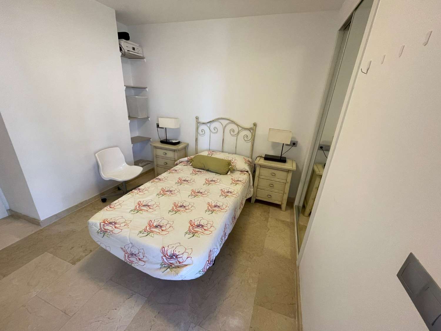 MEDIA TEMPORADA . SE ALQUILA DESDE 1.9.25-30.6.26 MAGNIFICO APARTAMENTO  EN 1ª LINEA CON VISTAS AL MAR EN LA CARIHUELA (TORREMOLINOS)
