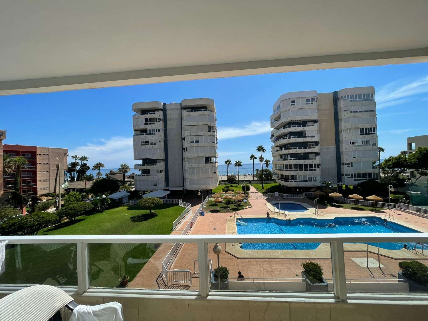 MEDIA TEMPORADA . SE ALQUILA DESDE 1.9.25-30.6.26 MAGNIFICO APARTAMENTO  EN 1ª LINEA CON VISTAS AL MAR EN LA CARIHUELA (TORREMOLINOS)