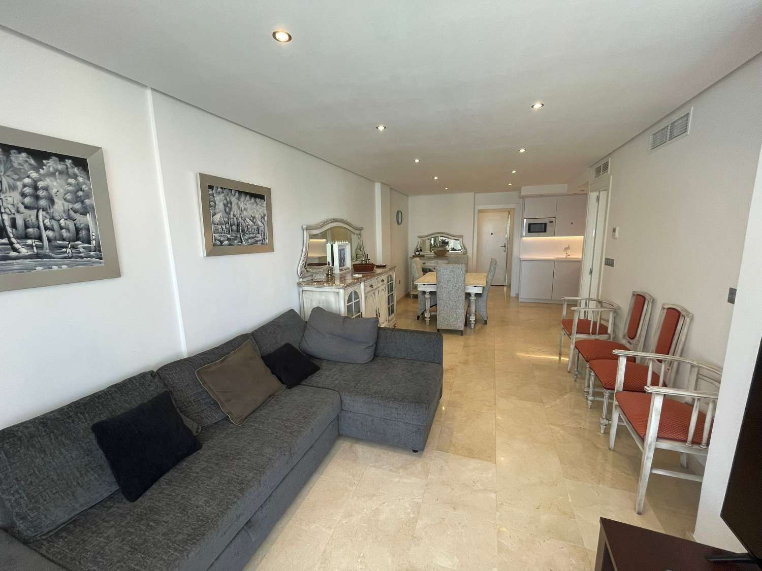 MEDIA TEMPORADA . SE ALQUILA DESDE 1.9.25-30.6.26 MAGNIFICO APARTAMENTO  EN 1ª LINEA CON VISTAS AL MAR EN LA CARIHUELA (TORREMOLINOS)