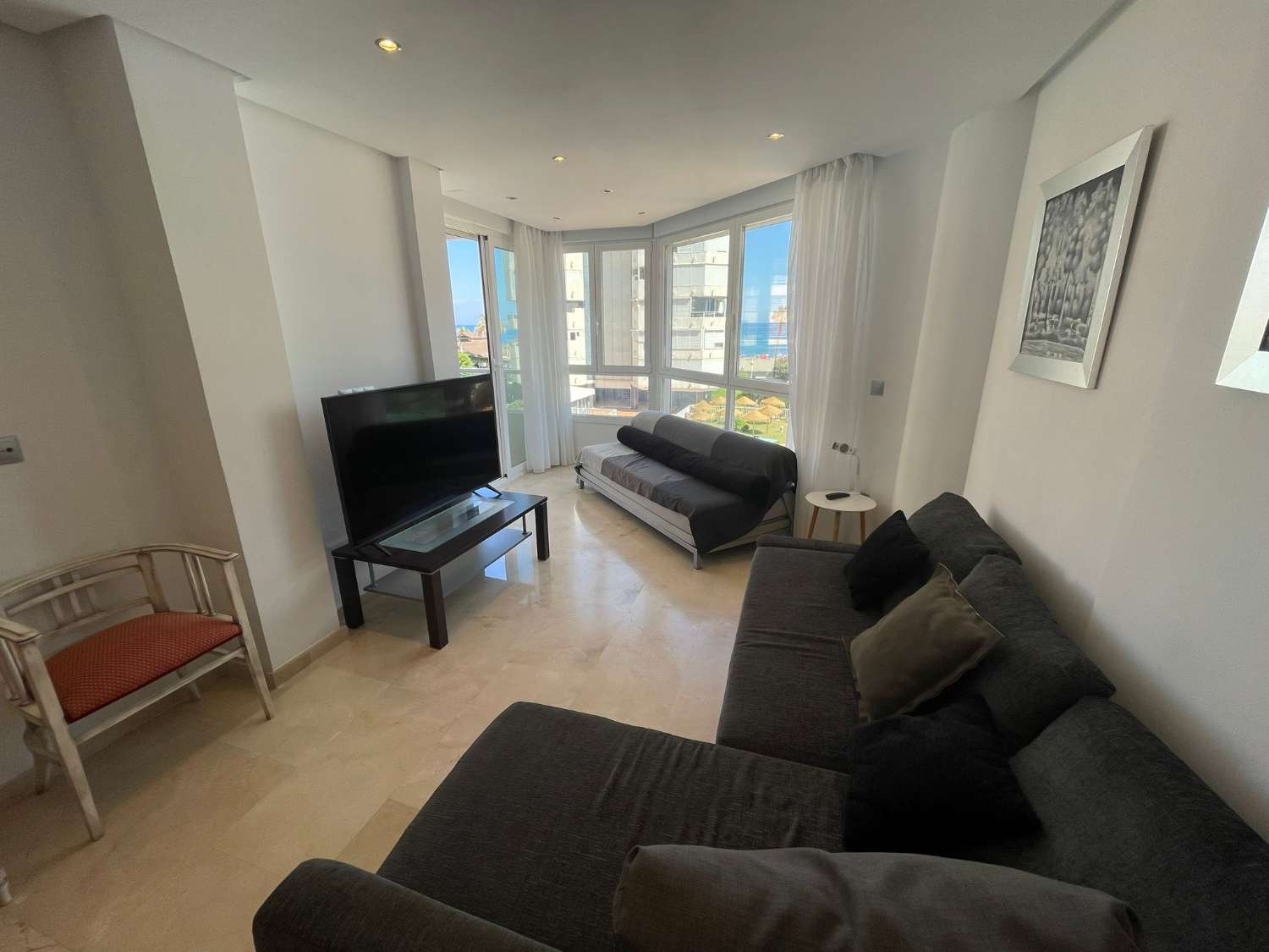 MEDIA TEMPORADA . SE ALQUILA DESDE 1.9.25-30.6.26 MAGNIFICO APARTAMENTO  EN 1ª LINEA CON VISTAS AL MAR EN LA CARIHUELA (TORREMOLINOS)