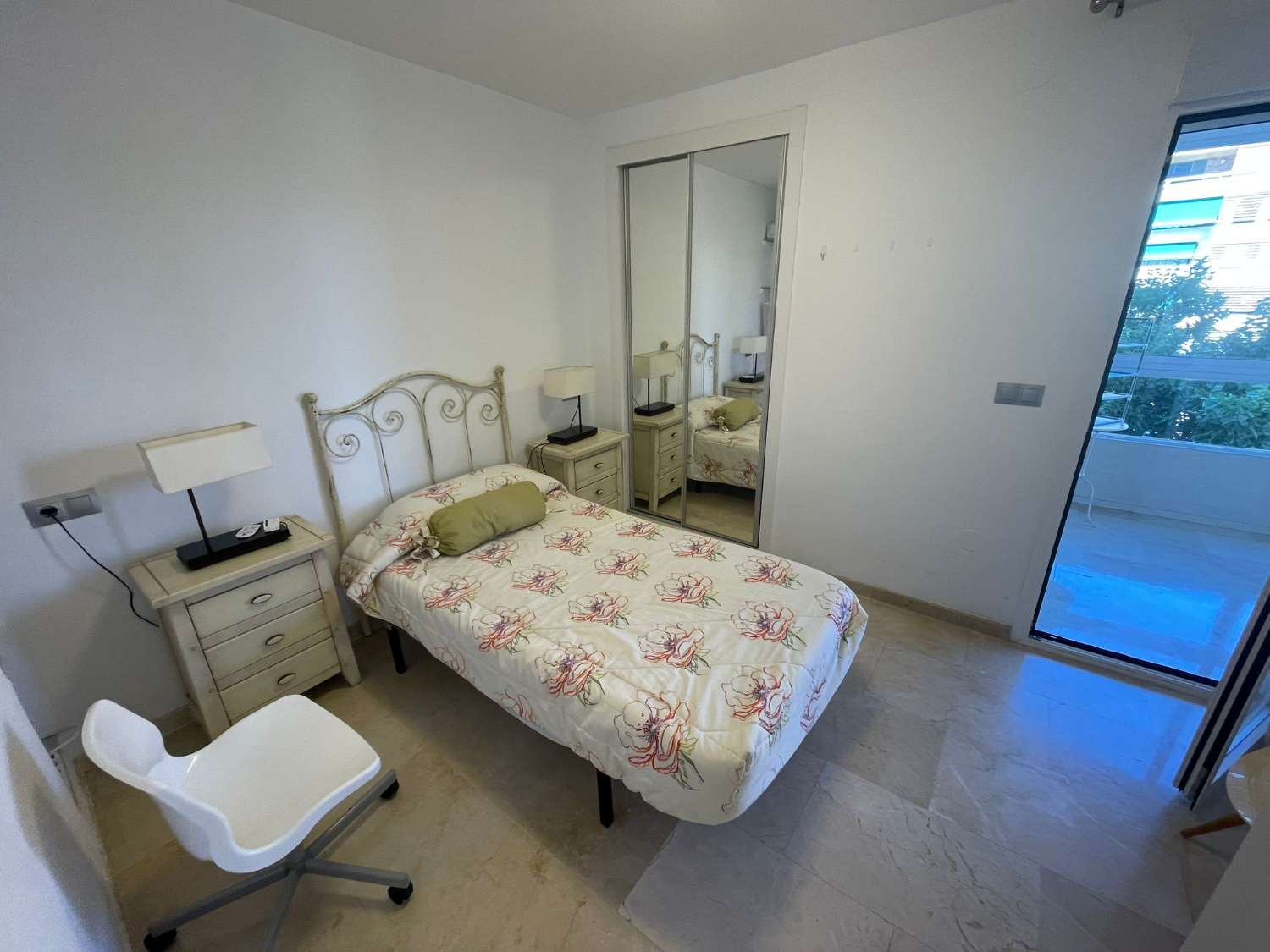 MEDIA TEMPORADA . SE ALQUILA DESDE 1.9.25-30.6.26 MAGNIFICO APARTAMENTO  EN 1ª LINEA CON VISTAS AL MAR EN LA CARIHUELA (TORREMOLINOS)
