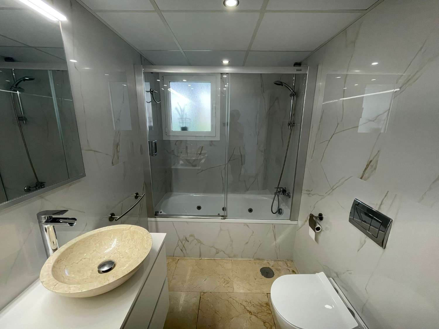 MEDIA TEMPORADA . SE ALQUILA DESDE 1.9.25-30.6.26 MAGNIFICO APARTAMENTO  EN 1ª LINEA CON VISTAS AL MAR EN LA CARIHUELA (TORREMOLINOS)