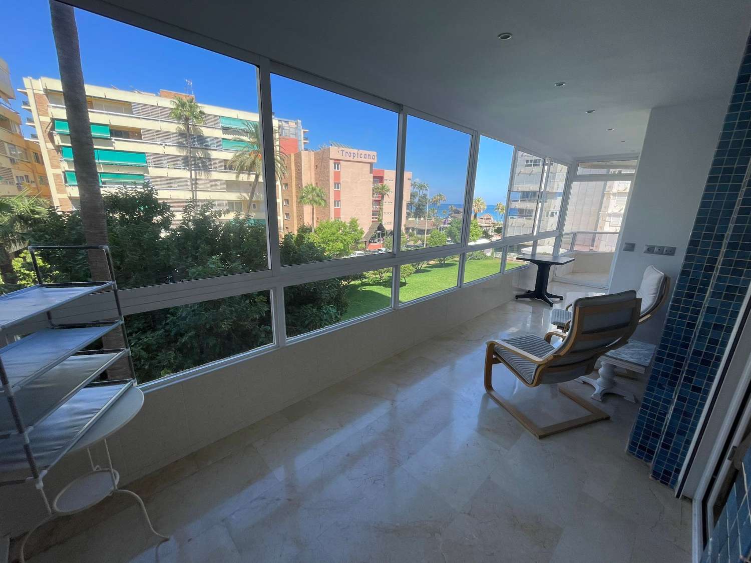 MEDIA TEMPORADA . SE ALQUILA DESDE 1.9.25-30.6.26 MAGNIFICO APARTAMENTO  EN 1ª LINEA CON VISTAS AL MAR EN LA CARIHUELA (TORREMOLINOS)