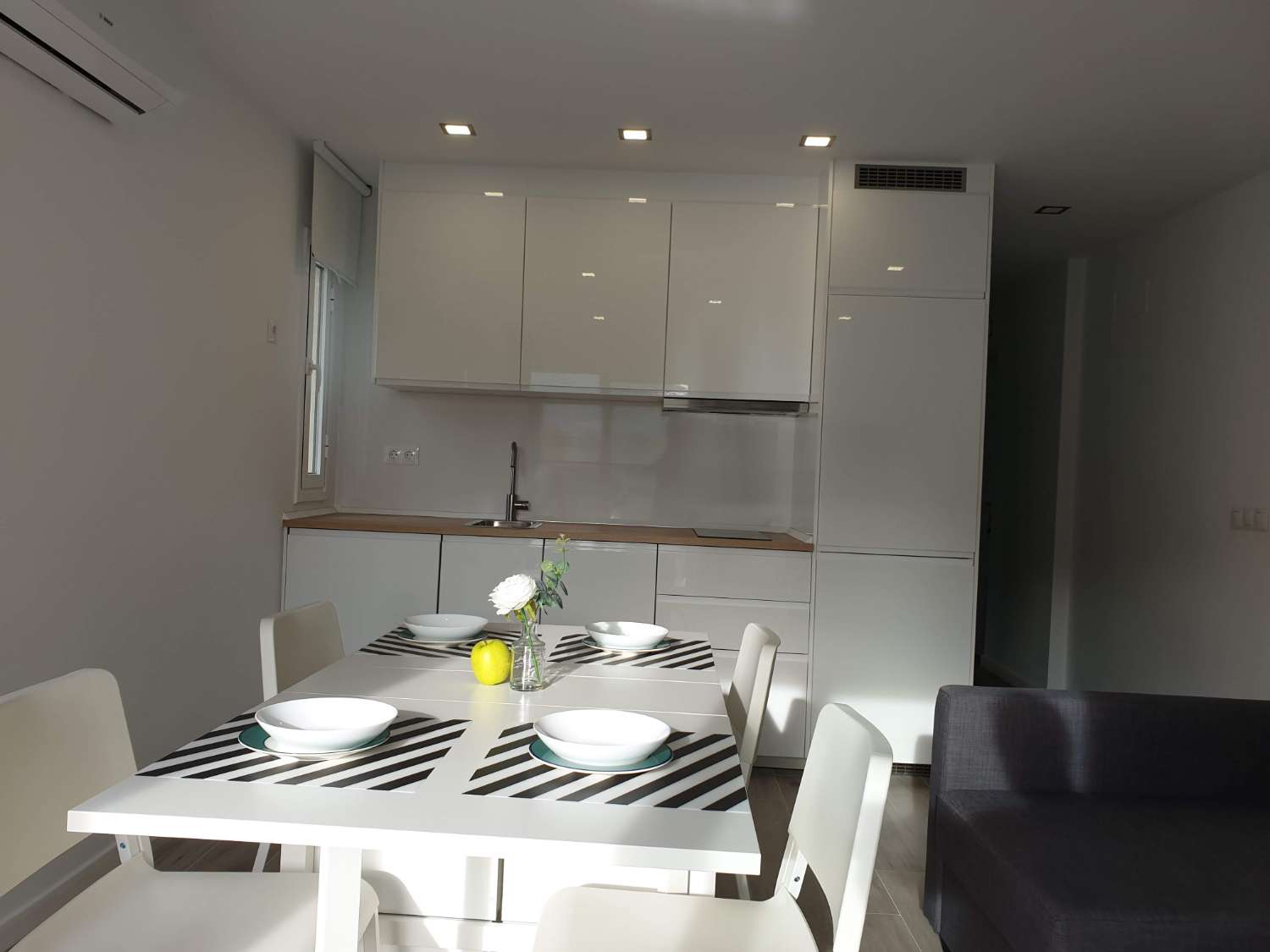 CORTA TEMPORADA  . SE ALQUILA  DESDE 23.6.25-28.8.25 BONITO APARTAMENTO CON VISTAS ALTERALES AL MAR EN ARROYO DE LA MIEL