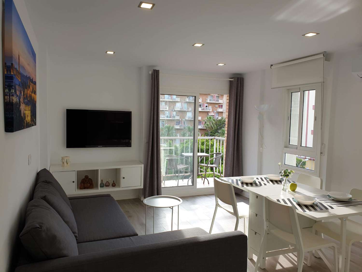 CORTA TEMPORADA  . SE ALQUILA  DESDE 23.6.25-28.8.25 BONITO APARTAMENTO CON VISTAS ALTERALES AL MAR EN ARROYO DE LA MIEL