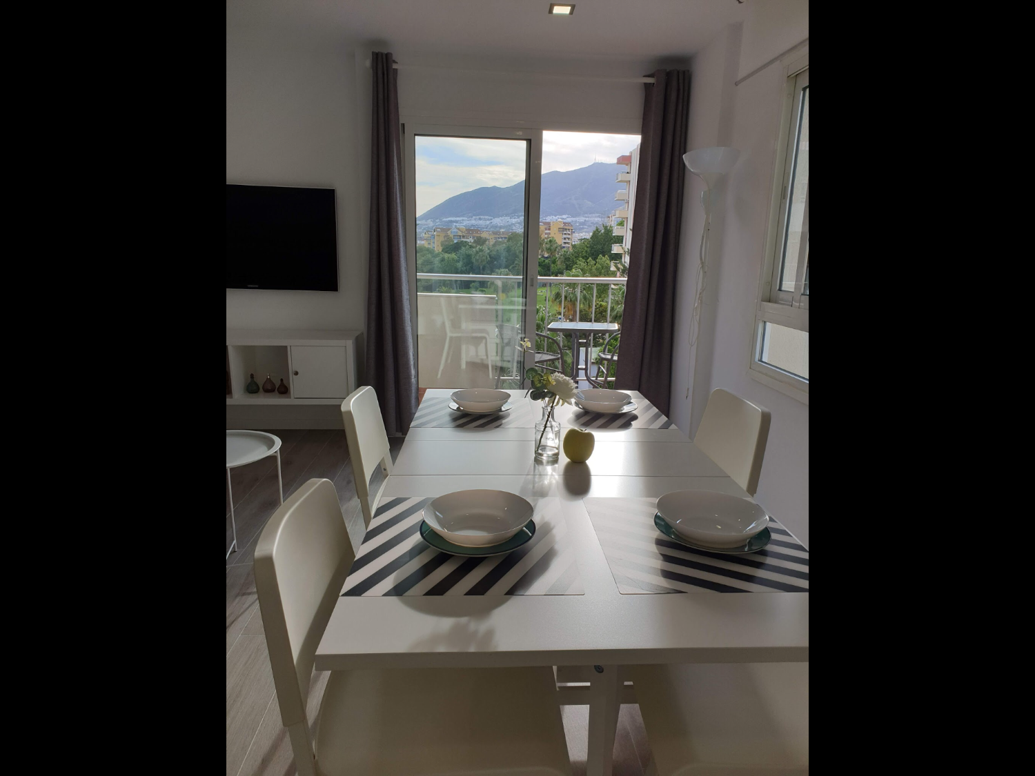 CORTA TEMPORADA  . SE ALQUILA  DESDE 23.6.25-28.8.25 BONITO APARTAMENTO CON VISTAS ALTERALES AL MAR EN ARROYO DE LA MIEL