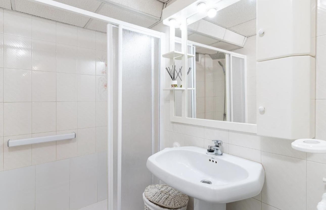 MEDIA TEMPORADA . SE ALQUILA DESDE 1.12.25- 30.5.26  BONITO APARTAMENTO EN EL BAJONDILLO (TORREMOLINOS)