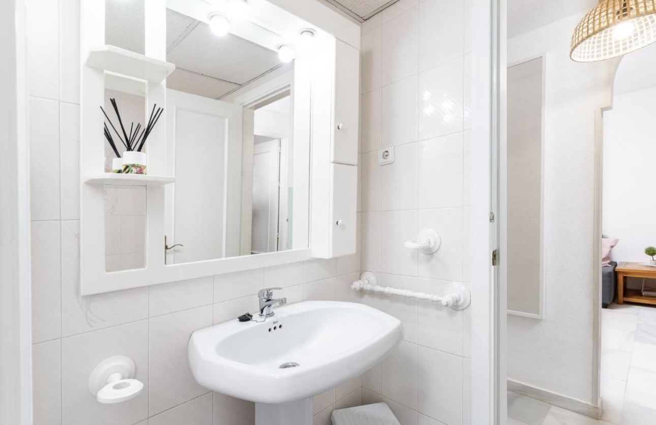 MEDIA TEMPORADA . SE ALQUILA DESDE 1.12.25- 30.5.26  BONITO APARTAMENTO EN EL BAJONDILLO (TORREMOLINOS)