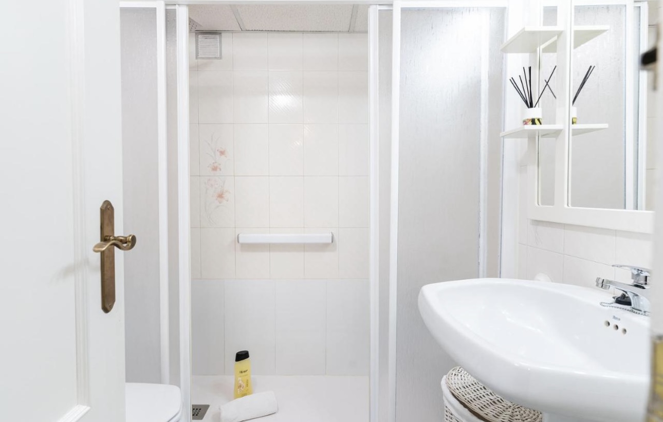 MEDIA TEMPORADA . SE ALQUILA DESDE 1.12.25- 30.5.26  BONITO APARTAMENTO EN EL BAJONDILLO (TORREMOLINOS)