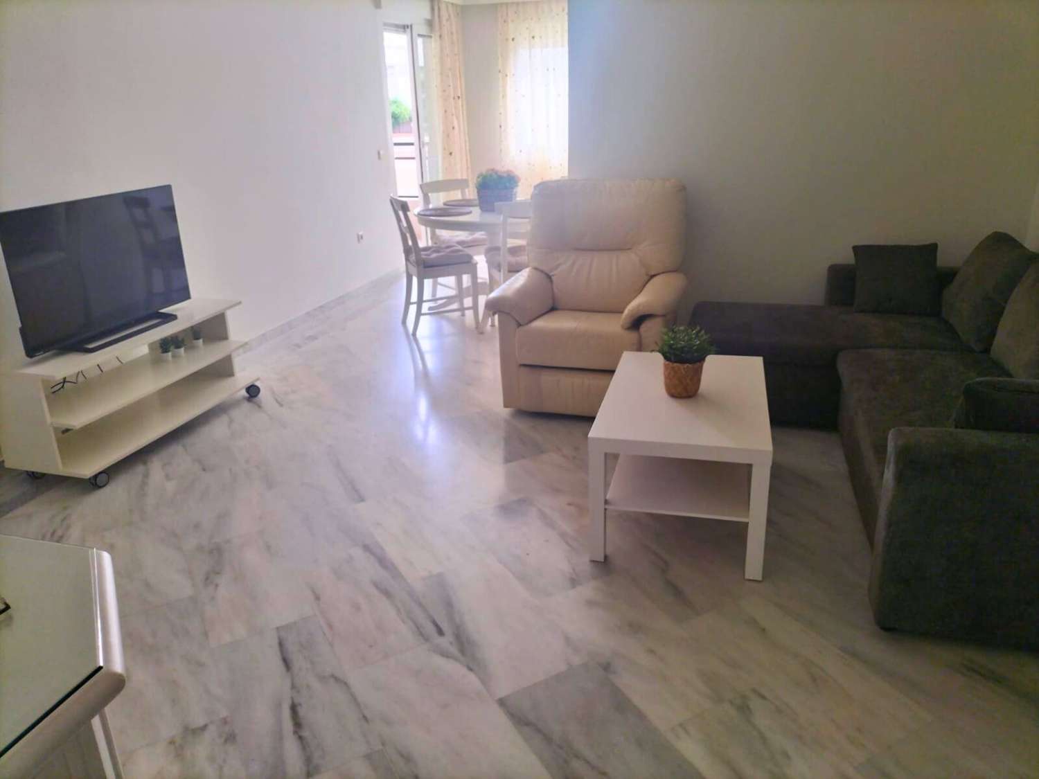 HALBZEIT ZU VERMIETEN VOM 01.11.25 -31.3.26 UND VOM 1.5.26.31.7.26 WUNDERSCHÖNE WOHNUNG MIT MEERBLICK AM STRAND DER 1. LINIE IN BENALMADENA