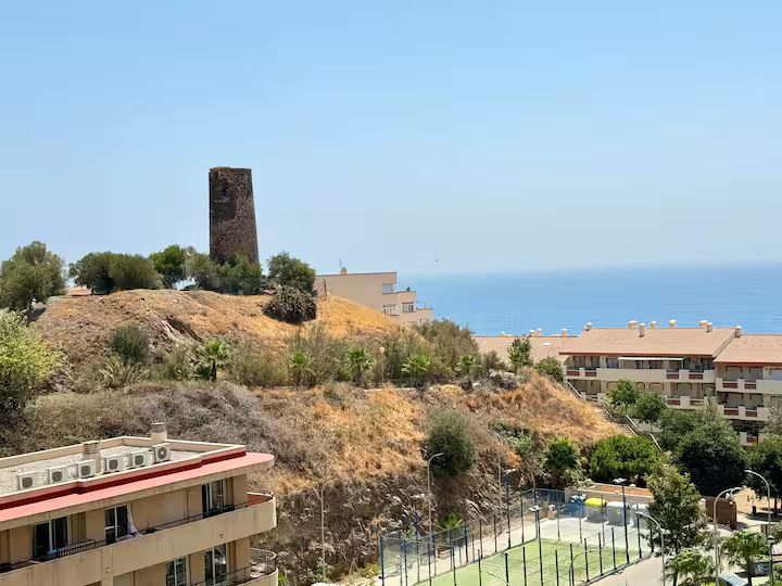 HALBZEIT ZU VERMIETEN VOM 01.11.25 -31.3.26 UND VOM 1.5.26.31.7.26 WUNDERSCHÖNE WOHNUNG MIT MEERBLICK AM STRAND DER 1. LINIE IN BENALMADENA