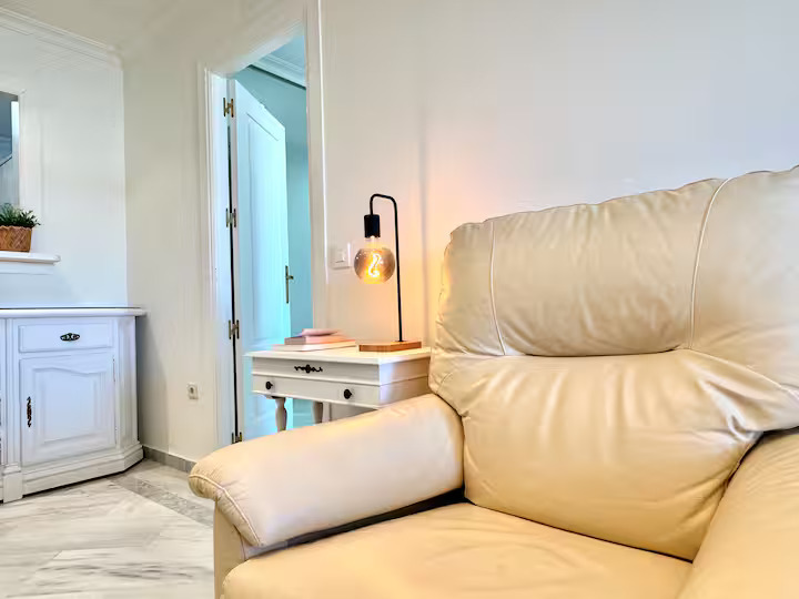 HALBZEIT ZU VERMIETEN VOM 01.11.25 -31.3.26 UND VOM 1.5.26.31.7.26 WUNDERSCHÖNE WOHNUNG MIT MEERBLICK AM STRAND DER 1. LINIE IN BENALMADENA