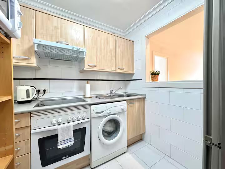 HALBZEIT ZU VERMIETEN VOM 01.11.25 -31.3.26 UND VOM 1.5.26.31.7.26 WUNDERSCHÖNE WOHNUNG MIT MEERBLICK AM STRAND DER 1. LINIE IN BENALMADENA