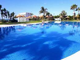 LARGA TEMPORADA . SE ALQUILA BONITO APARTAMENTO CON MAGNIFICAS VISTAS AL MAR EN 1ª LINEA DE PLAYA EN BENALMADENA