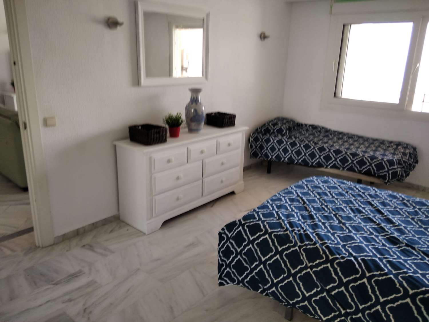 LARGA TEMPORADA . SE ALQUILA BONITO APARTAMENTO CON MAGNIFICAS VISTAS AL MAR EN 1ª LINEA DE PLAYA EN BENALMADENA
