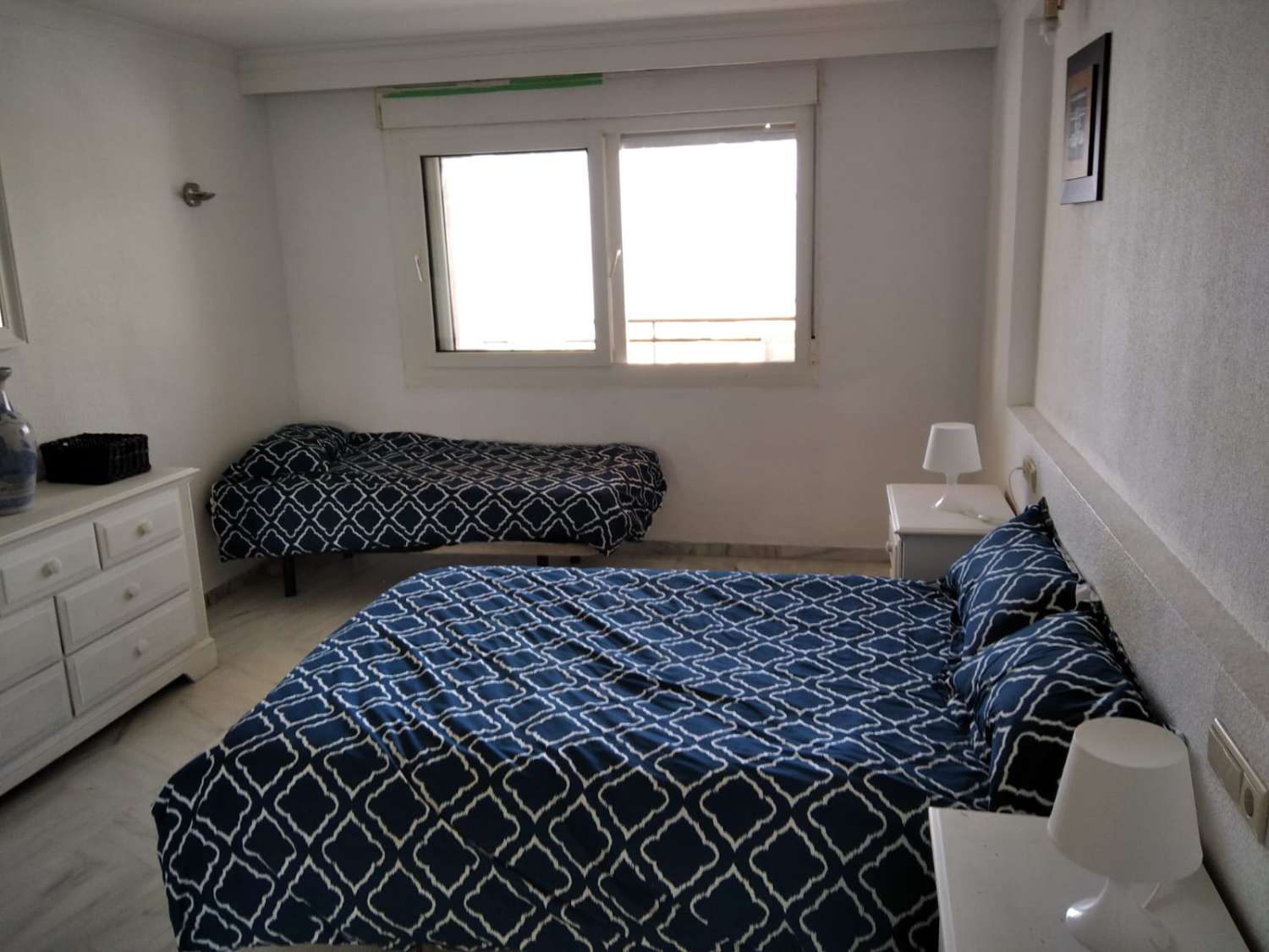 LARGA TEMPORADA . SE ALQUILA BONITO APARTAMENTO CON MAGNIFICAS VISTAS AL MAR EN 1ª LINEA DE PLAYA EN BENALMADENA