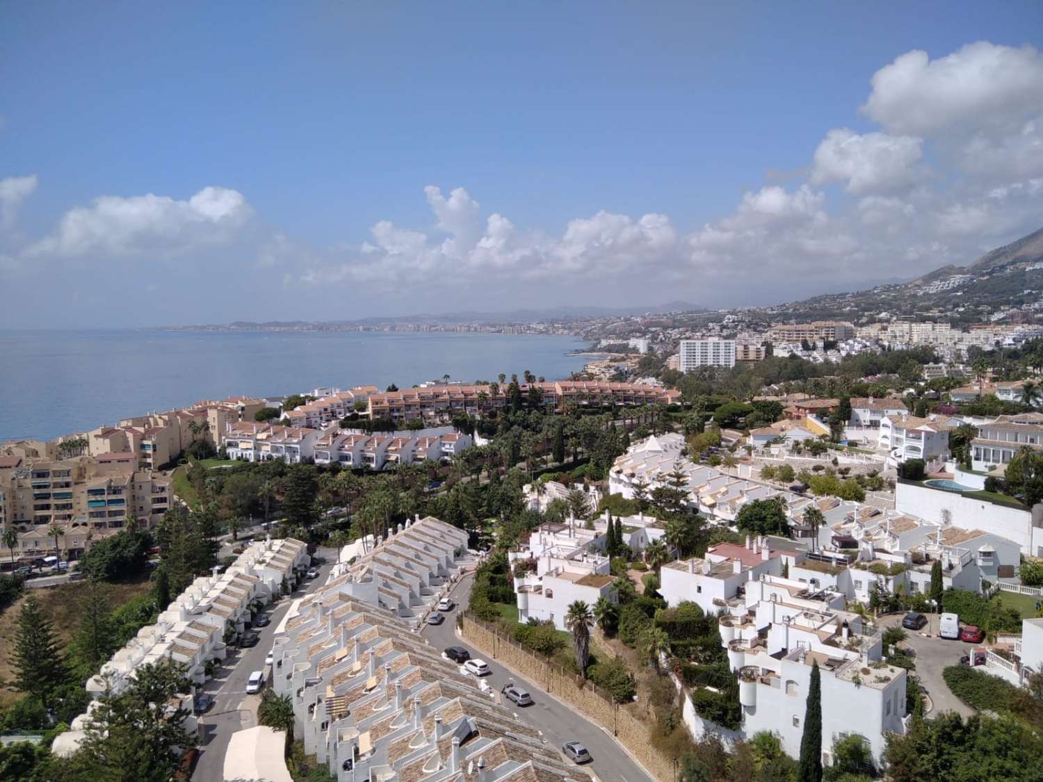 LARGA TEMPORADA . SE ALQUILA BONITO APARTAMENTO CON MAGNIFICAS VISTAS AL MAR EN 1ª LINEA DE PLAYA EN BENALMADENA
