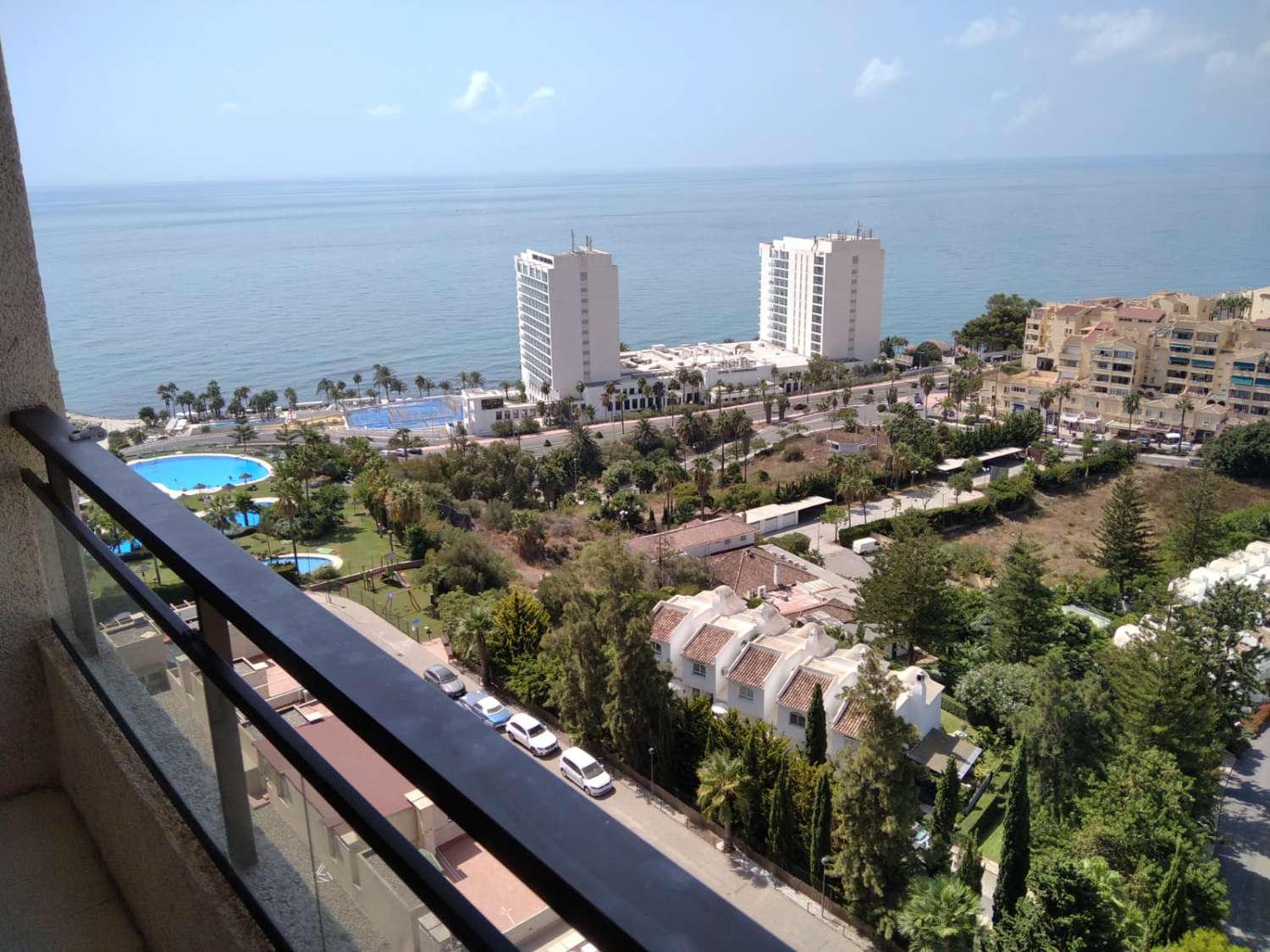 LARGA TEMPORADA . SE ALQUILA BONITO APARTAMENTO CON MAGNIFICAS VISTAS AL MAR EN 1ª LINEA DE PLAYA EN BENALMADENA