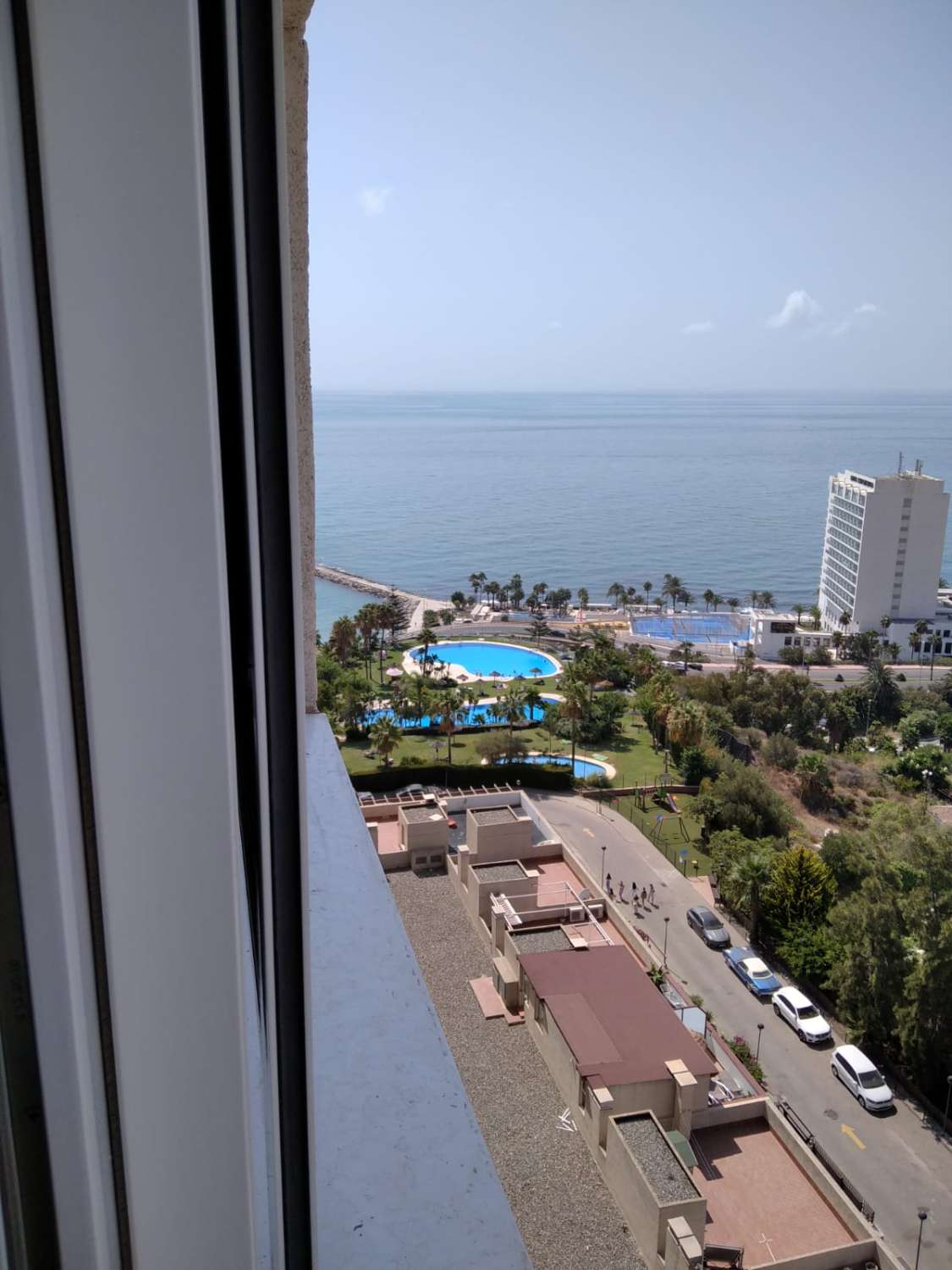 LARGA TEMPORADA . SE ALQUILA BONITO APARTAMENTO CON MAGNIFICAS VISTAS AL MAR EN 1ª LINEA DE PLAYA EN BENALMADENA