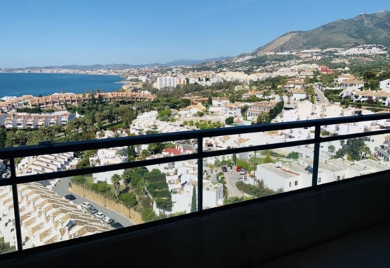LARGA TEMPORADA . SE ALQUILA BONITO APARTAMENTO CON MAGNIFICAS VISTAS AL MAR EN 1ª LINEA DE PLAYA EN BENALMADENA