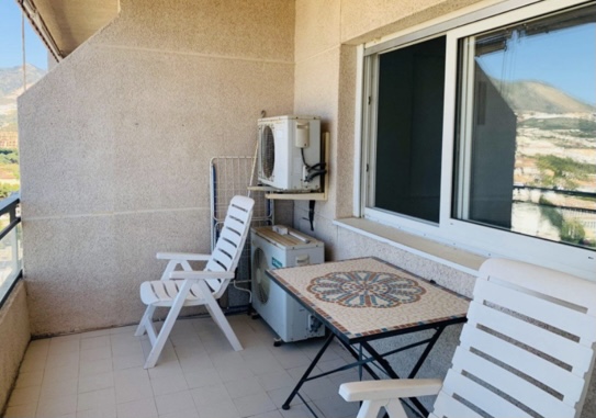 LARGA TEMPORADA . SE ALQUILA BONITO APARTAMENTO CON MAGNIFICAS VISTAS AL MAR EN 1ª LINEA DE PLAYA EN BENALMADENA