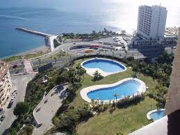 LARGA TEMPORADA . SE ALQUILA BONITO APARTAMENTO CON MAGNIFICAS VISTAS AL MAR EN 1ª LINEA DE PLAYA EN BENALMADENA