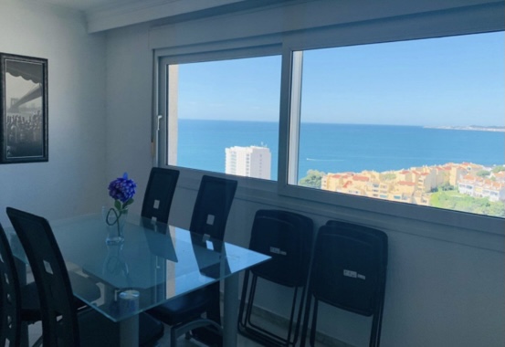 LARGA TEMPORADA . SE ALQUILA BONITO APARTAMENTO CON MAGNIFICAS VISTAS AL MAR EN 1ª LINEA DE PLAYA EN BENALMADENA