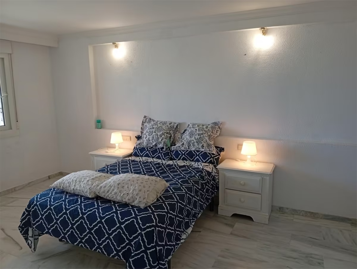 LARGA TEMPORADA . SE ALQUILA BONITO APARTAMENTO CON MAGNIFICAS VISTAS AL MAR EN 1ª LINEA DE PLAYA EN BENALMADENA