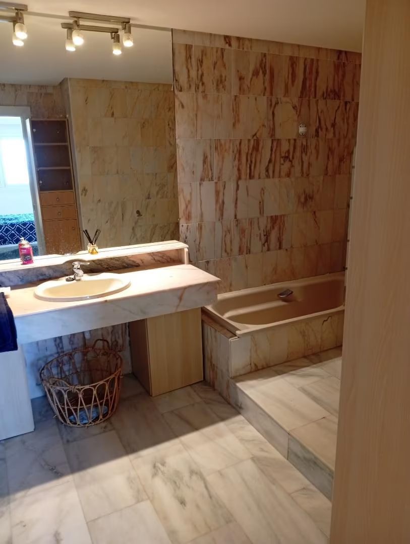 LARGA TEMPORADA . SE ALQUILA BONITO APARTAMENTO CON MAGNIFICAS VISTAS AL MAR EN 1ª LINEA DE PLAYA EN BENALMADENA