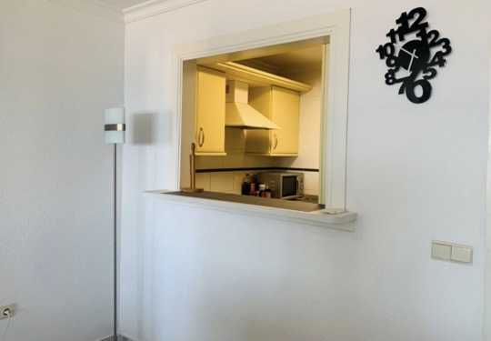LARGA TEMPORADA . SE ALQUILA BONITO APARTAMENTO CON MAGNIFICAS VISTAS AL MAR EN 1ª LINEA DE PLAYA EN BENALMADENA