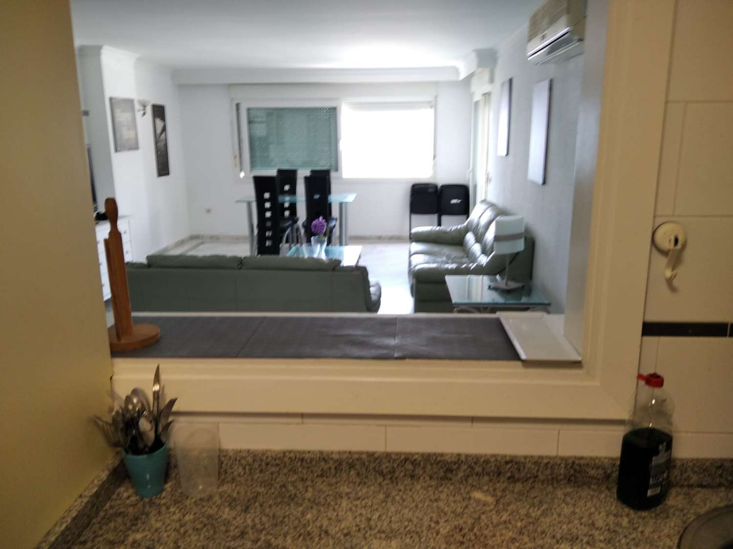 LARGA TEMPORADA . SE ALQUILA BONITO APARTAMENTO CON MAGNIFICAS VISTAS AL MAR EN 1ª LINEA DE PLAYA EN BENALMADENA