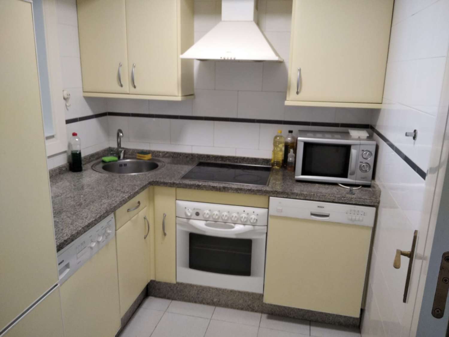 LARGA TEMPORADA . SE ALQUILA BONITO APARTAMENTO CON MAGNIFICAS VISTAS AL MAR EN 1ª LINEA DE PLAYA EN BENALMADENA